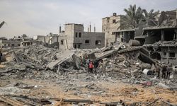 İsrail'in Refah'ta bir eve düzenlediği hava saldırısında ölü ve yaralılar var