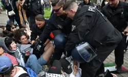 Almanya'da polis, Filistin için oturma eylemi yapanlara müdahale etti