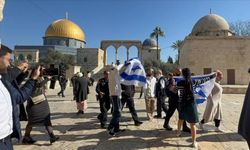 Fanatik Yahudi yerleşimciler Mescid-i Aksa'da İsrail bayrağı açtı