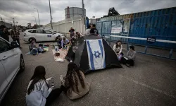 İsrail'de aşırı sağcı gruplar, Gazze'ye giden insani yardım tırlarını durdurdu