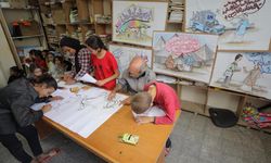 Gazzeli ressam, yerinden edilmiş çocukları savaşın karanlığından renklerin dünyasına taşıyor