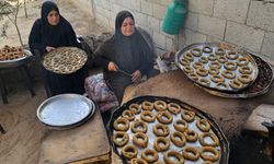 Gazze’de kadınlar enkaz üzerinde pişirdikleri geleneksel kurabiyelerle bayram sevincini yaşatmaya çalışıyor