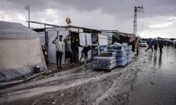 Gazze'de yerinden edilen Filistinlilerin çadırları yağmur sularının altında kaldı