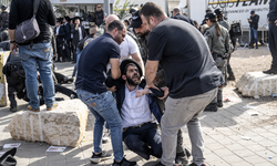 İsrail'de askerliği protesto eden Yahudilere polis müdahale etti