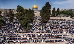 80 bin Müslüman Mescid-i Aksa'da cuma namazı kıldı