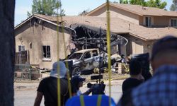 California'da küçük uçak yerleşim yerine düştü