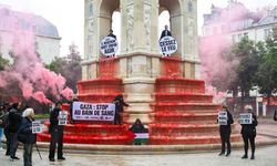 Paris’teki tarihi çeşme kırmızıya boyandı: Gazze katliamına protesto