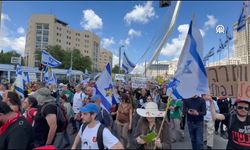 İsrail'de yüzlerce kişi saldırıların genişletilmesi planını protesto etti