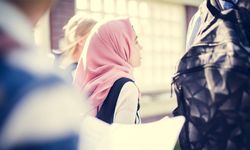 Fransa'da 15 yaşından küçüklere başörtüsü yasağı gelebilir