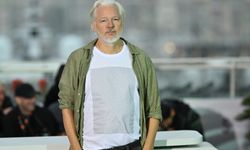 Julian Assange, Cannes'da Gazzeli şehit çocukların isminin yazdığı tişört giydi
