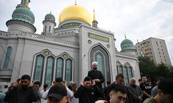Rusya'da Müslümanlar, bayram namazında sokaklara taştı