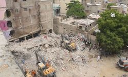 Pakistan'da 5 katlı bina çöktü: 16 ölü