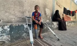 İsrail'in engelli bıraktığı Gazzeli çocuk, Plastik borudan bacakla hayata tutunuyor
