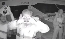 İsrail'den Küresel Sumud Filosu'na çıkarma: Aktivistler son görüntülerinde elleriyle kalp yaptı