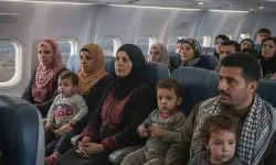 Gizemli uçak, 153 Gazzeliyi Güney Afrika'ya getirdi