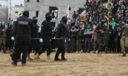 Hamas, bir İsrailli esirin cesedini daha Kızılhaç'a teslim etti