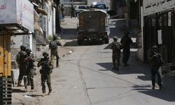 İsrail ordusu, Nablus'ta bir Filistinli genci öldürdü ve cesedine el koydu
