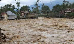 Sumatra Adası'nda felaket büyüyor: Yüzlerce ölü, binlerce mağdur