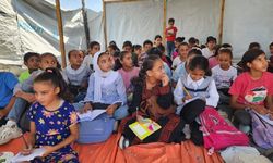 Gazze'de yokluk içinde eğitim direnişi: Tahta paletlerden okul sırası yaptılar