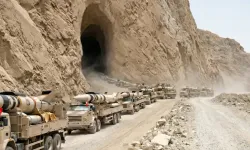 İran'da dağdan çıkan füzeler: Görüntüler sahte çıktı