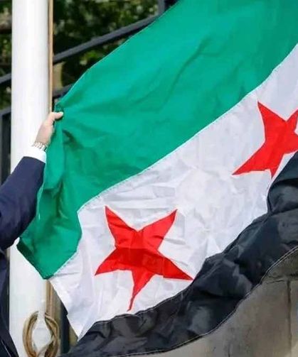 Suriye’nin yeni bayrağı Birleşmiş Milletler binasında göndere çekildi