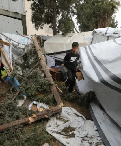 Gazze'de kum fırtınası: Çadırlar savruluyor