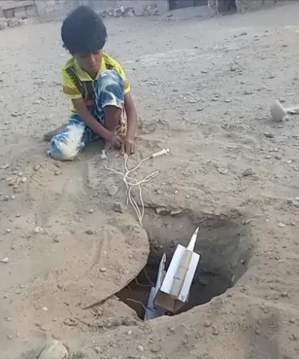 Yemenli çocuktan hayran bırakan karton roketler