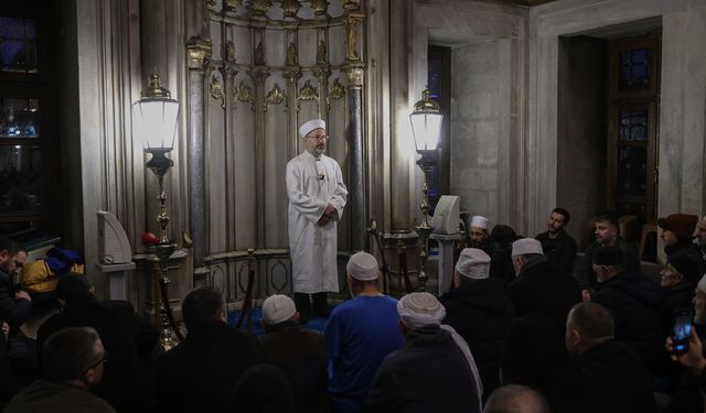 Diyanet İşleri Başkanı Erbaş, Eyüp Sultan Camisi'nde şehitler için dua etti