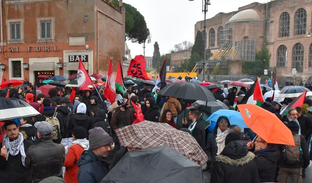 Roma'da yağmur altında İsrail'in Gazze saldırıları protesto edildi