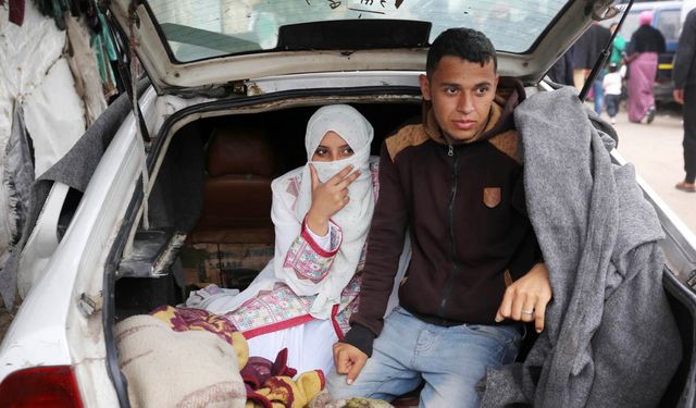 Gazze'de sığındıkları okulda dünyaevine giren Filistinli çiftin yeni yuvası otomobil oldu