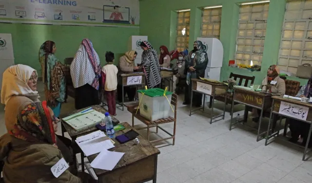 Pakistan'da oy verme işlemi başladı