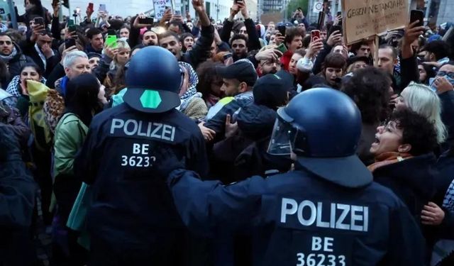 Almanya’da Filistin destekçisi aktivistler, polisin aşırı baskı uyguladığından şikayet ediyor