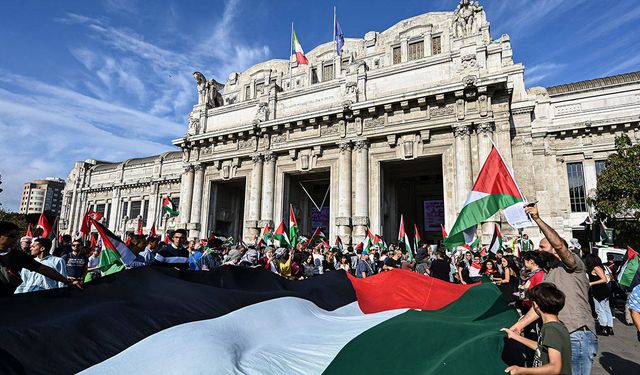 Dünyanın dört bir yanındaki üniversitelerde gözaltılara rağmen Filistin'e destek gösterileri sürüyor