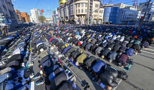 Rusya'da Müslümanlar, bayram namazında camilere akın etti