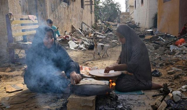 Gazze'de bir evde yemek pişirmek için yakılan ateş yüzünden yangın çıktı