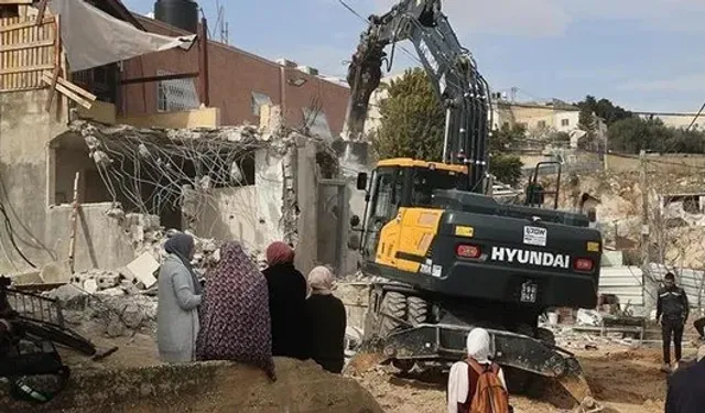 İsrail ordusu, işgal altındaki Batı Şeria'da Filistinlilere ait bir evi yıktı