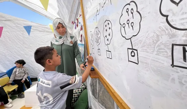 İsrail'in Gazze'deki "eğitim soykırımına" rağmen Filistinliler okumaya devam ediyor
