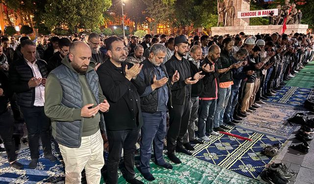 Genç İHH üyeleri Saraçhane Parkı’nda namaz kılıp Filistin halkı için dua etti