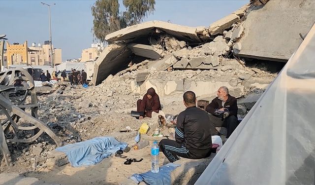 Filistinli şair, Refah'ta yıkılan evinin enkazına bakarak eski günlerin özlemini yaşıyor