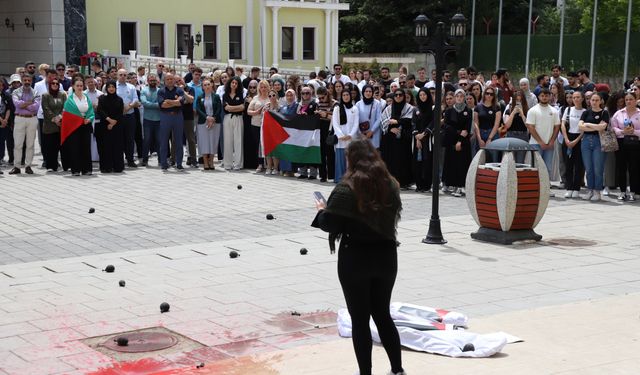 Uluslararası Balkan Üniversitesi öğrencilerinden Filistin’e destek gösterisi