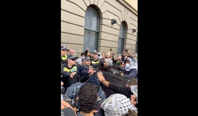 Avustralya'da polis, Melbourne'deki Filistin'e destek gösterisine müdahale etti