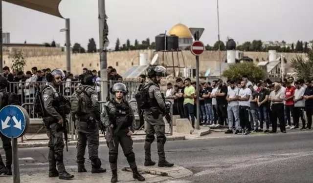 İsrail polisi, cuma namazını Mescid-i Aksa’da kılmak isteyen yüzlerce Filistinlinin girişine izin vermedi