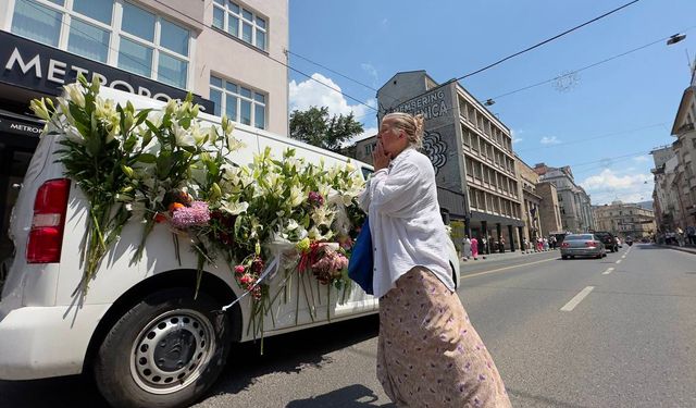 Srebrenitsa Soykırımı kurbanlarının cenazeleri, Saraybosna'dan Potoçari Anıt Mezarlığı'na uğurlandı
