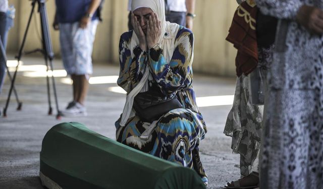 Srebrenitsa Soykırımı'nın yıl dönümünde defnedilecek kurbanların cenazeleri gözyaşlarıyla karşılandı