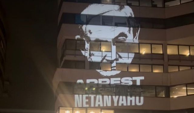 Netanyahu'nun ABD'de kaldığı otele "Tutuklayın" yazısı yansıtıldı