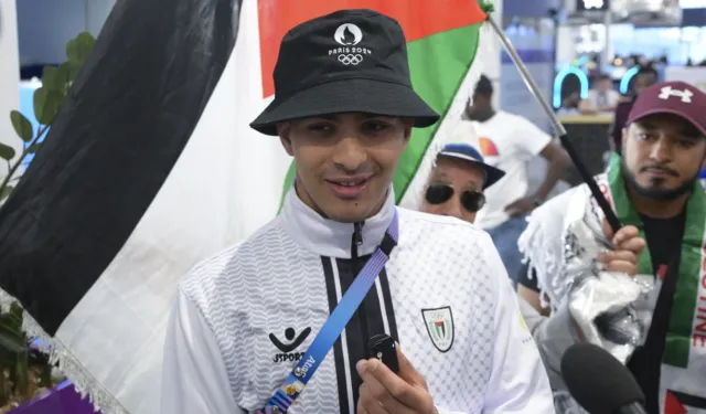 Filistinli sporcular bayraklarını dalgalandırmak için Paris'te