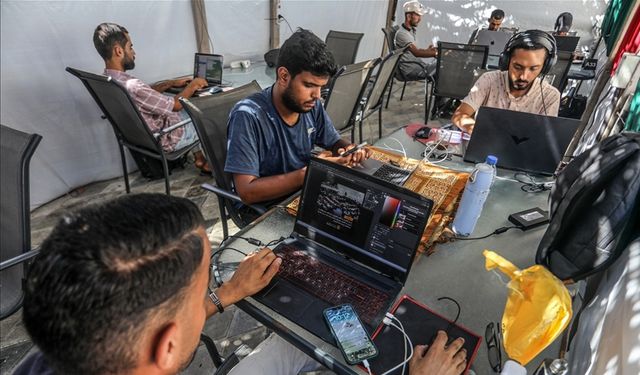 Gazzeli genç, açtığı kafede öğrenciler ve uzaktan çalışanlara internet hizmeti sağlıyor