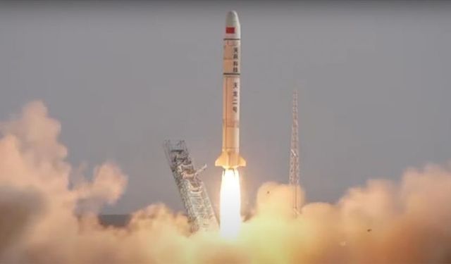 Çin, CERES-1 ile denizden 4 uydu fırlattı