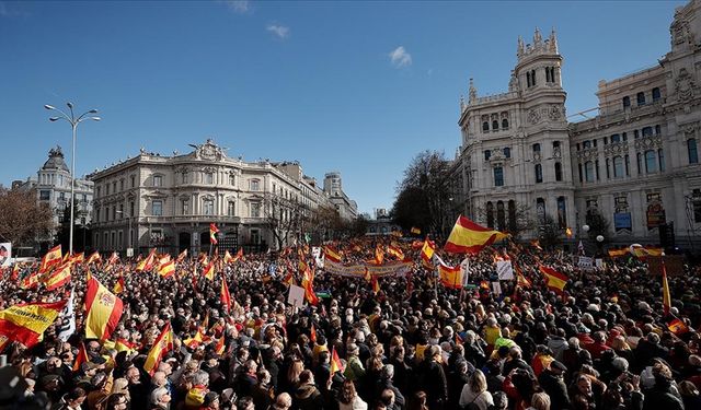 İspanya'da Pedro Sanchez'e istifa protestosu