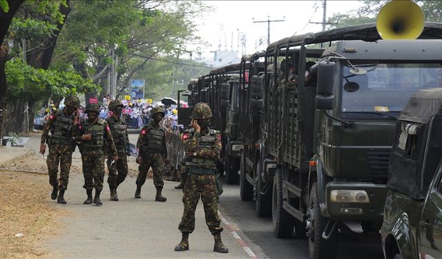 Myanmar'da 62 asker Tayland'a kaçtı